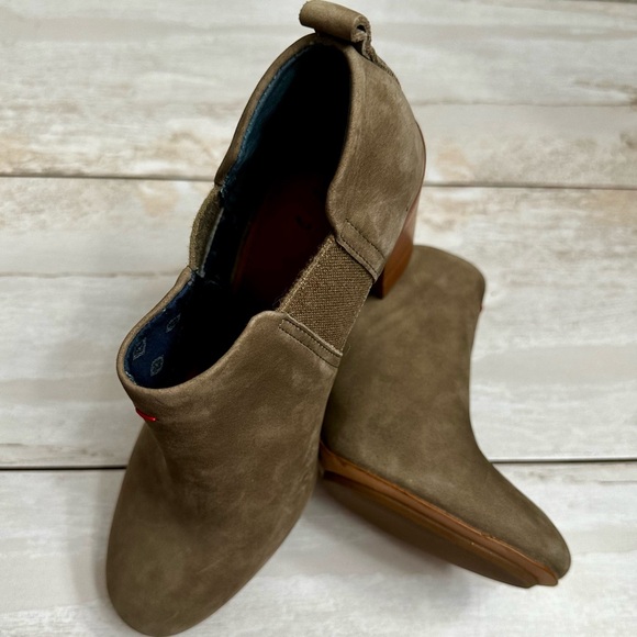 ED Mahoney Woman’s Sz 8M Gray Suede Stacked Heel Booties Shoes Fall Favorite - Picture 10 of 13